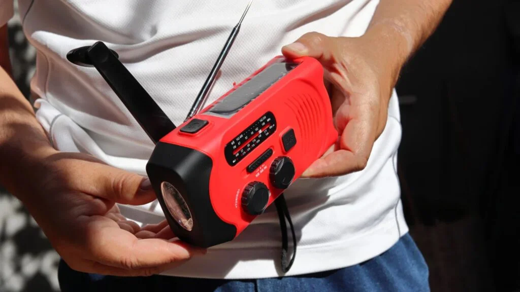 hand-cranked radio flashlight