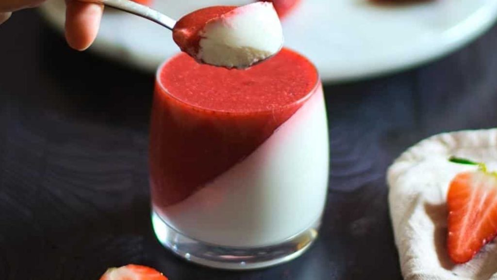 PANNA COTTA IN STRAWBERRY SAUCE