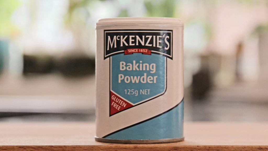 a-can-of-baking-powder-sitting-on-a-table-_BnaUdHjPnY